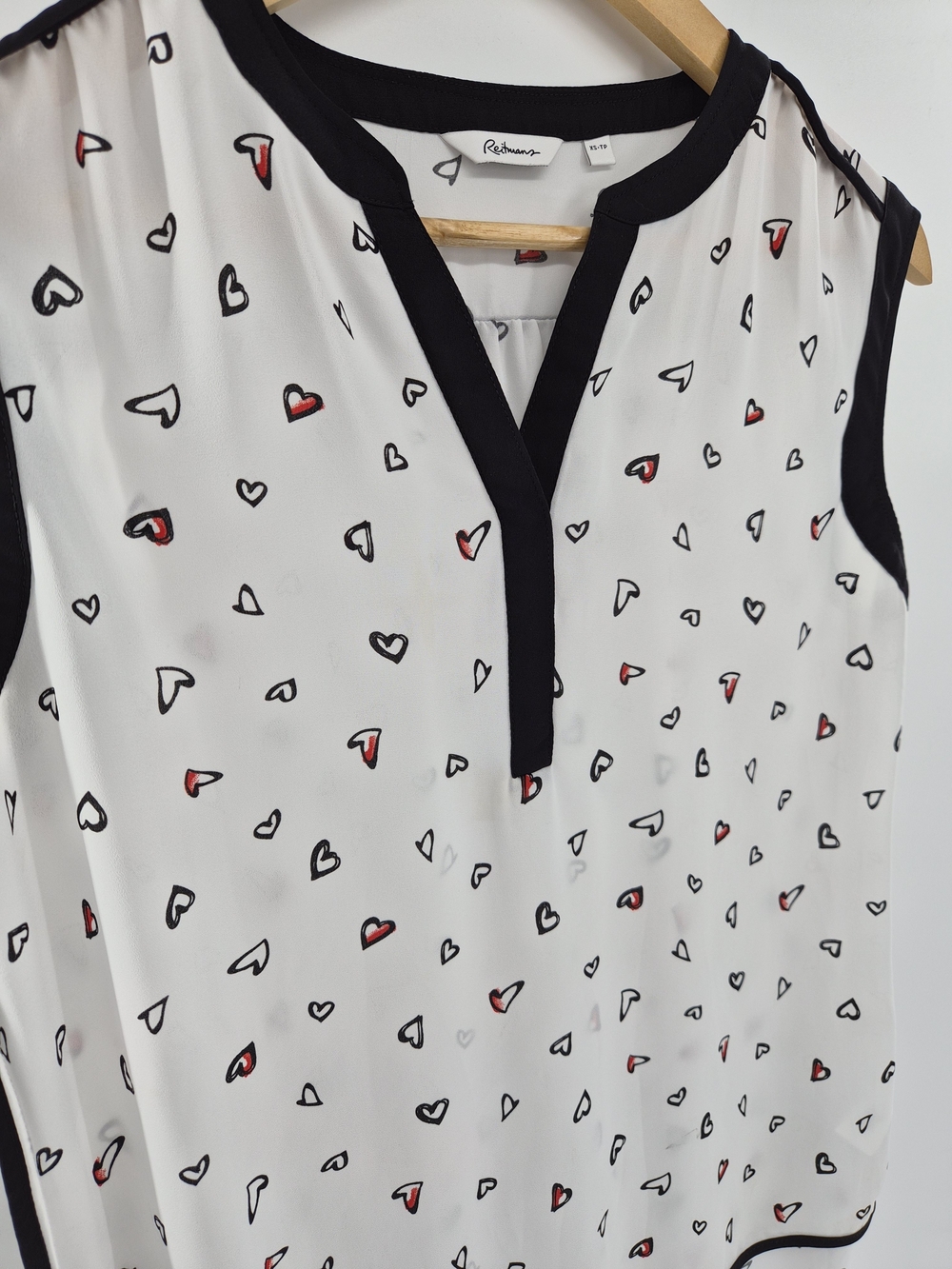 Reitmans Women's White Heart Print XS Sleeveless Blouse Black Trim Romantic Top - Picture 3 of 13